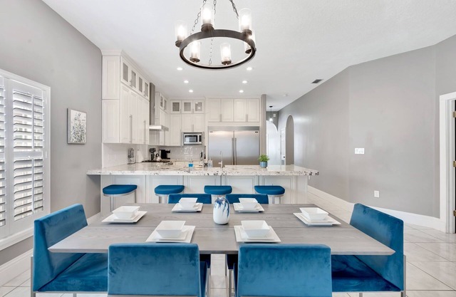 Large Luxe Home Next to Stadium & Airport - 4BR & Glam Room. Tampa Gem!