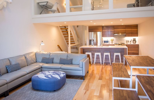 LARGE LUXE & MODERN / Centrally Located / 28+ days