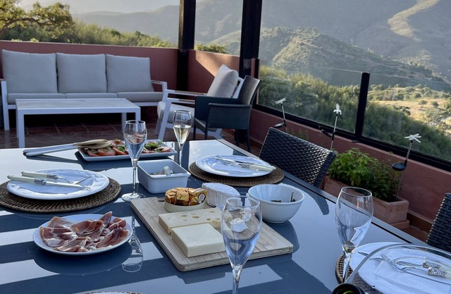 App. vaste et luxueux ( 190 m2 ) avec vues extraordinaires. Solarium de 165 m2.
