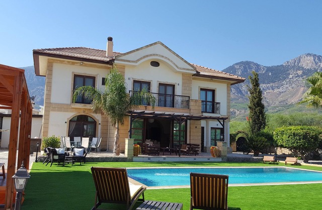 Grande villa de luxe avec piscine privée à Lapta, Chypre du Nord.