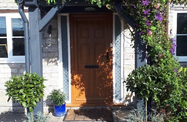 Grand cottage de luxe avec bain à remous, pub de 2 minutes 2, barbecue, badminton, pataugeoire.