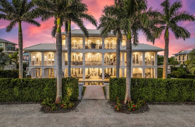 Large Luxury home nestled in Boca Grande | Private Pool | Elevator | Sleeps 14