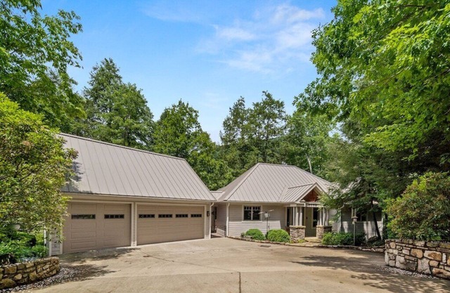 Large Luxury Home w/Hot Tub & Game Room with access to Rumbling Bald Resort