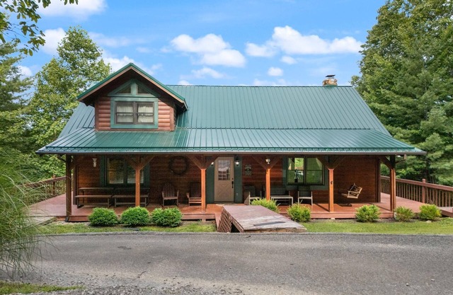 Large Luxury Log Cabin, Sleeps-13, Spectacular view! Loaded with ammenities!