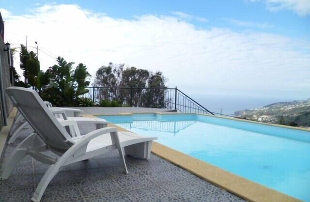 Grande villa de luxe, piscine chauffée, salle de jeux / salle de sport, vue sur la mer et la montagne