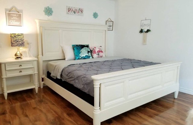 GRANDE CHAMBRE MAÎTRE AVEC ENTRÉE ET BAIN PRIVÉS