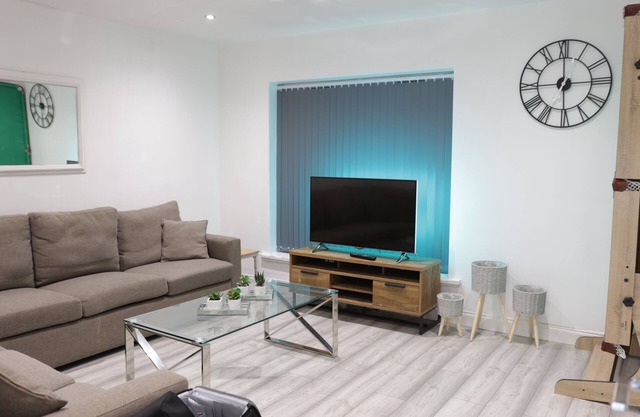 Large Modern 5 Bed Town House Within Birmingham City Centre