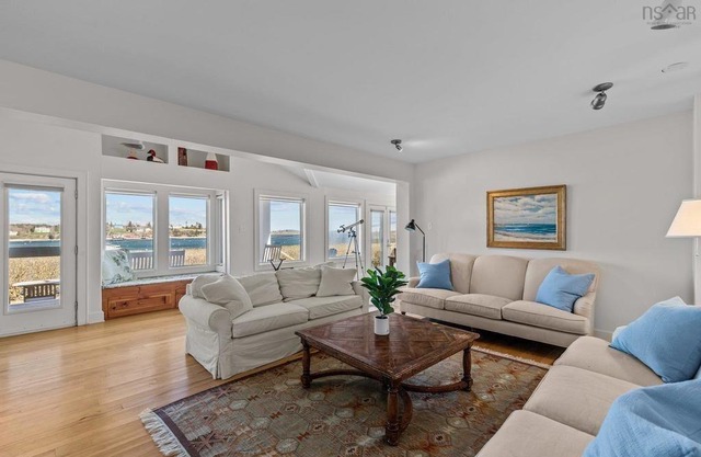Large, modern Cape Cod style cottage in oceanside charming town