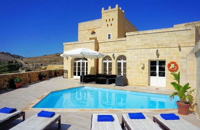 Grande ferme moderne avec piscine privée et barbecue, vue imprenable, emplacement idéal