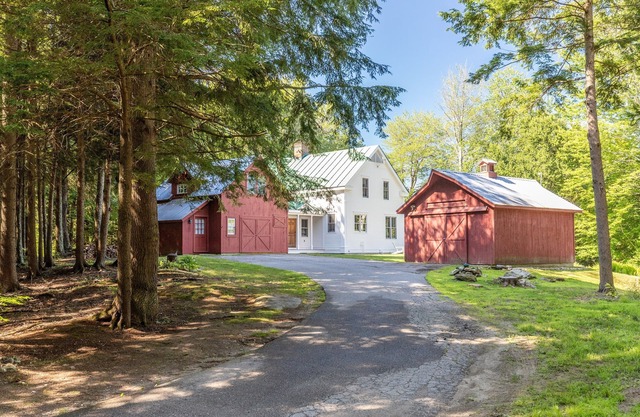 Large Modern Farmhouse on top of the hill! 2 Miles from Stowe Village