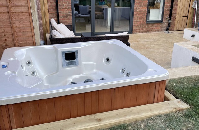 Large Modern Sunny House for Entertaining, Hot-tub, 4 bed nr Twickenham Stadium