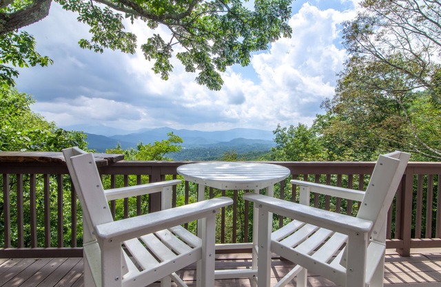 6BD / 5BA sur un versant boisé avec vues à longue portée, bain à remous, suites avec lit king-size, table de billard, près d'App Ski Mtn!