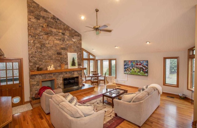 Private 7BR Mtn Lodge, vues, terrasses, ruisseau, foyer extérieur, amis des animaux, baby-foot