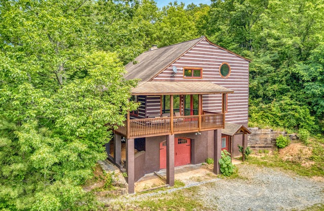 Large multi-level beauty with wrap-around deck, patio, AC, WiFi, wood fireplace
