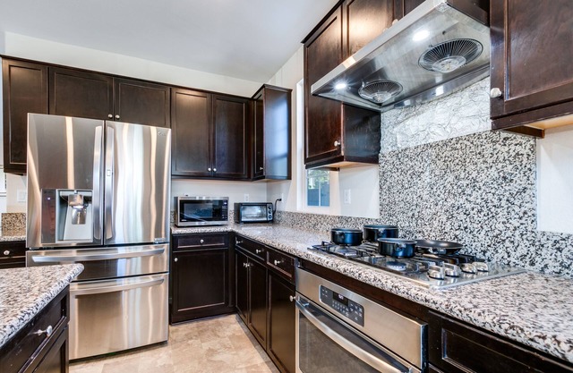 Large new 6 Bedrooms home in Chino
