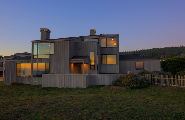 Large Ocean Front home... Dog Friendly located on Wild Iris