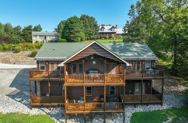 🏔Great Smoky Retreat.. Mountain Views & Hot Tub! 🌊