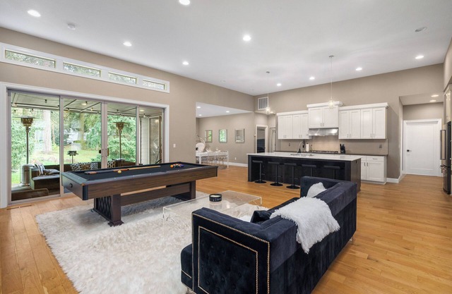 Large Open Home - Gourmet Kitchen - Pool Table