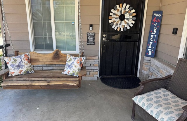 Large Parking/Country/Peaceful/ 3bedroom/ 2bathroom House Hanford with WiFi, AC.