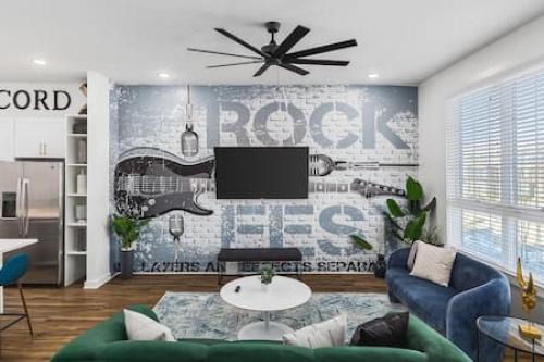 Large Patio, Rooftop Deck and Garage, 3 Miles to Broadway