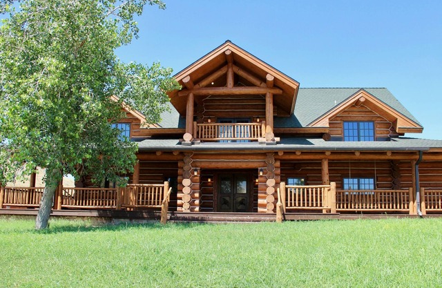 Grande maison de bois rond de luxe pour toute la famille.