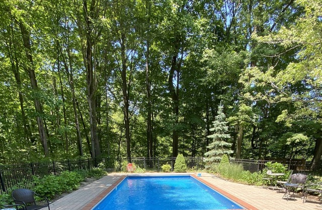 Large pool, hot tub, 5 BR, fire pit, playground; 8 min to Three Oaks & Beach