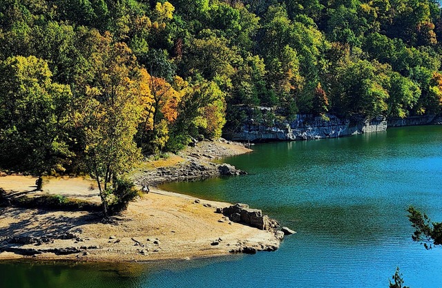 Large, private, cliffside house with panoramic Beaver Lake view and hottub
