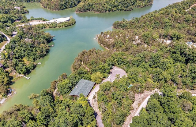 Large Private Douglas Lake Lodge- 12 acres- Sevierville