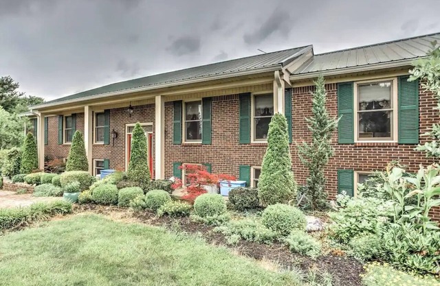 Large & Private Guest House Apt w/ Patio + Views!
