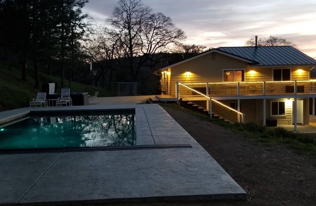 Grande maison privée près de Yosemite. Piscine creusée, spa et belle vue.