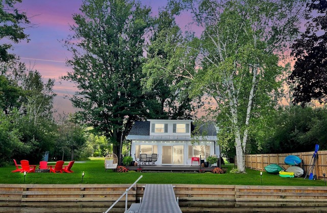 100' Lakefront! Large Yard! Games/Toys!