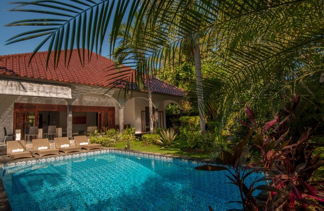 Grande villa privée avec belle piscine dans un jardin tropical