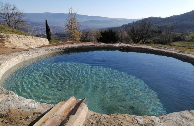 Grande Bastide provençale au coeur du Luberon, vue panoramique.