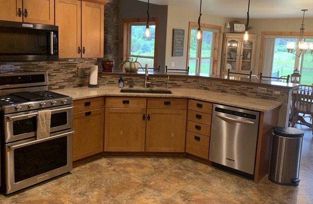 Large Ranch Style Home- 2 minutes to EAA & Oshkosh Attractions!
