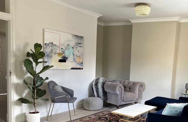 Large Refurbished 2 Bed Flat - Pitshanger, Ealing