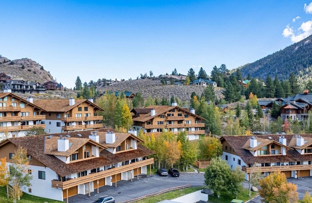 Large, renovated Interlaken condo that accommodates 10!