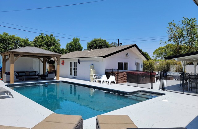 Grande maison de luxe de style complexe - île de barbecue, foyer, piscine chauffée, bain à remous