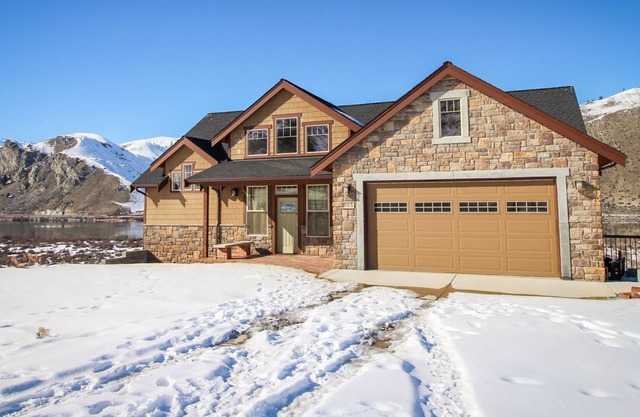 Large river view home w / decks & piscine commune / club-house / mise à l'eau - 2 chiens OK!