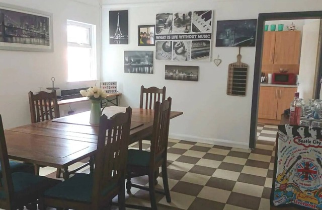 Grande maison sociale et confortable avec beaucoup d'espace pour les grands groupes