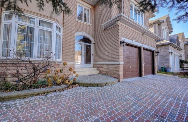 Large Spacious 4 Bedroom House in the Heart of Richmond Hill