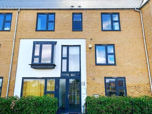 Large, spacious and cosy 5 bedroom house at Broughton, Sleeps up to 9 guests. Located just off junction 14 of the M1, it is perfectly located and a short drive to Milton Keynes City Centre, Train Station, Gulliver's Theme Park, Intu Shopping Centre.