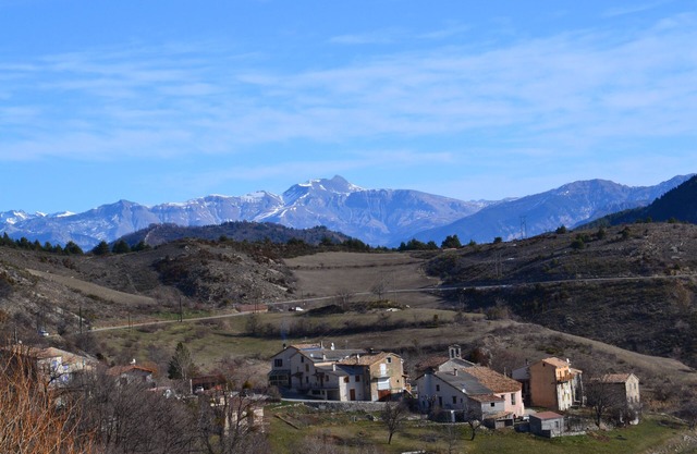Grande bâtisse en pierre vue panoramique
