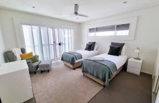 Large Surfer's Sanctuary 4 beds 4 bath and pool