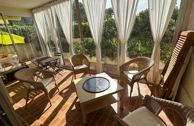 Grand T2 avec loggia et terrasse à proximité du port de Saint Mandrier et des plages