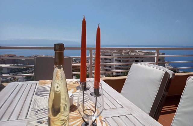 Grande terrasse avec vue sur la mer