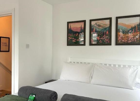 Large Town Centre Apartment - Long & Short term available
