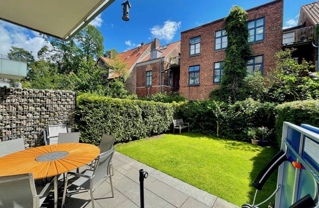 Large townhouse with garden in the middle of St.Pauli