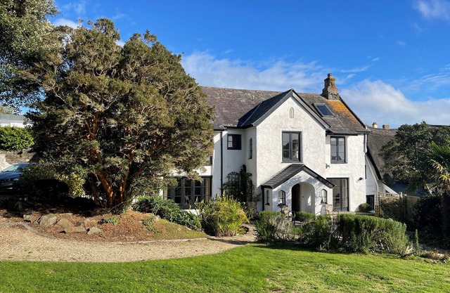 Large traditional Cottage in the heart of Thurlestone