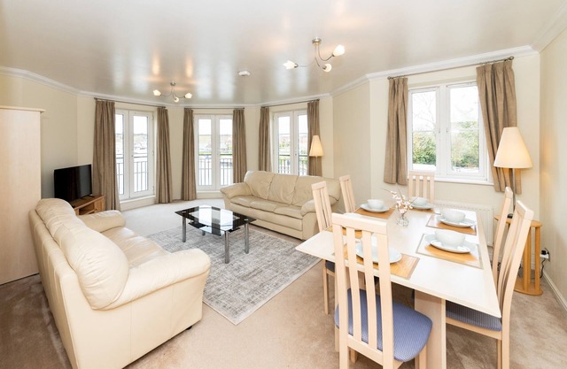 Large & Tranquil Riverside Flat with Thames Views - Pass the Keys