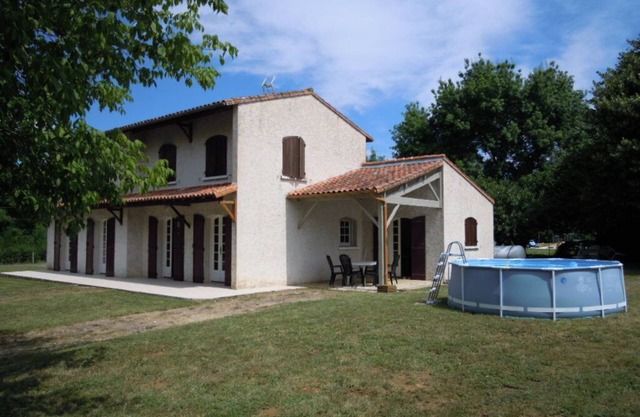 Grande maison de vacances proche Royan, piscine au calme, grand terrain